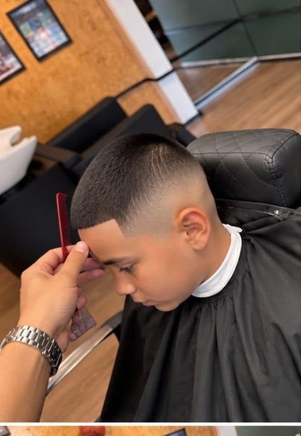 Corte Fade na régua feito na Blinders