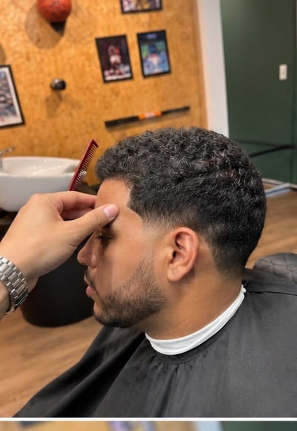 Corte Cacho com degradê feito na Blinders