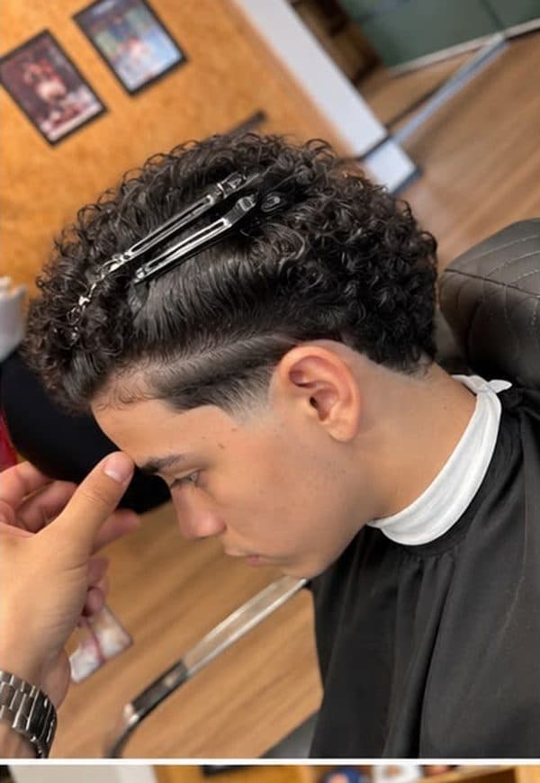 Corte Cacheado com risco feito na Blinders