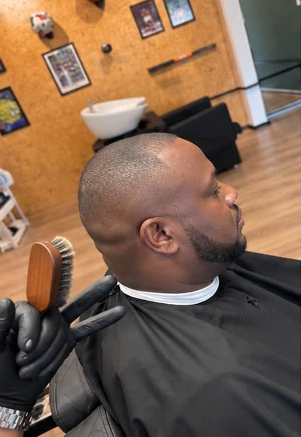 Corte Navalhado com barba feito na Blinders